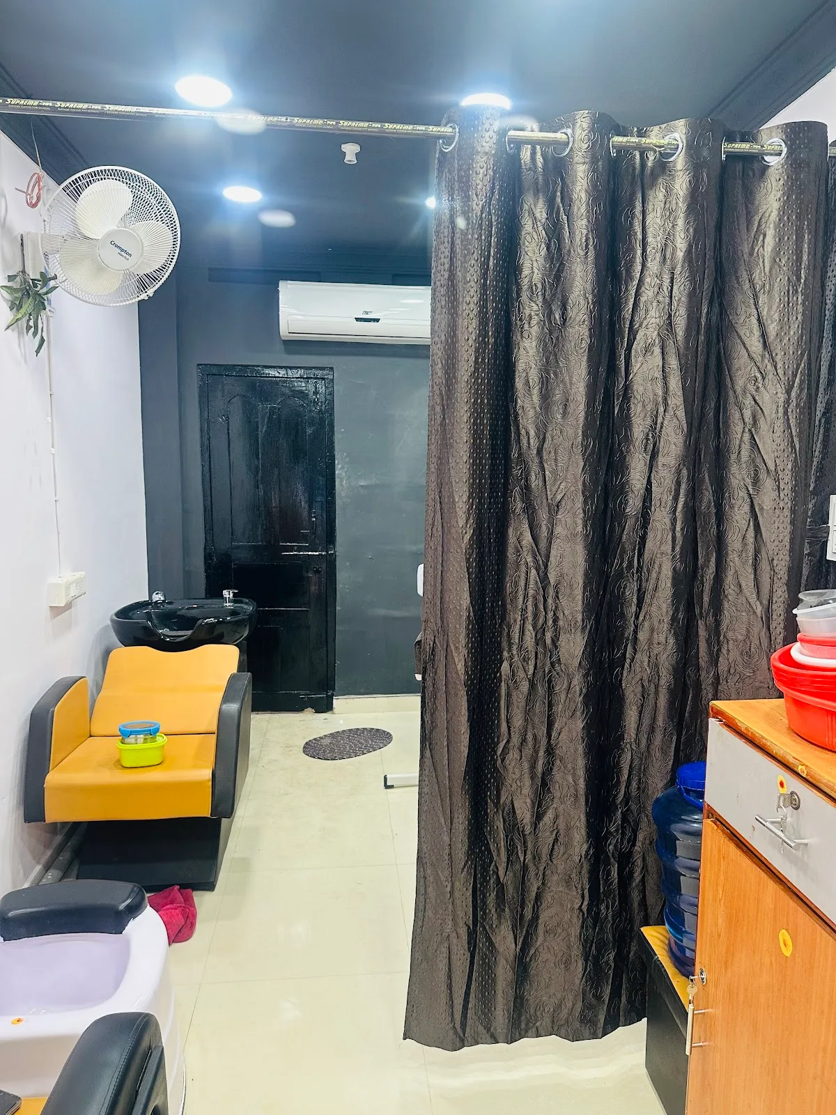 Aha! Beauty Parlour for Women