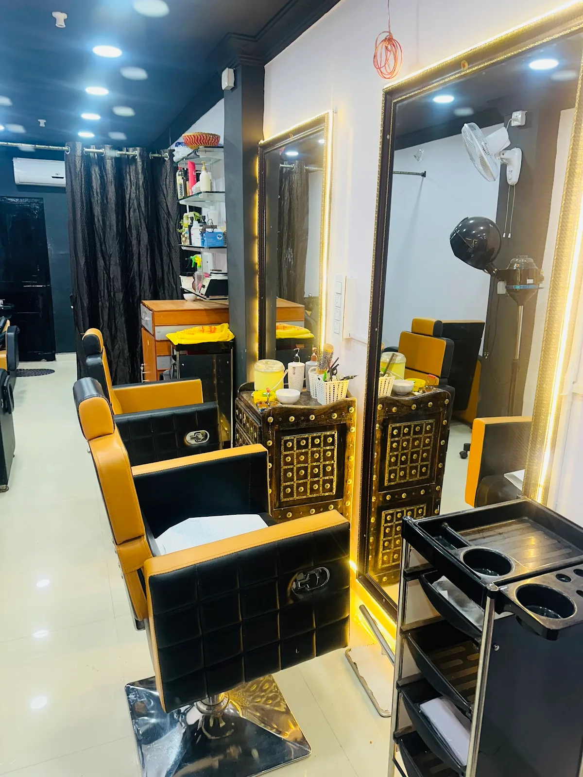 Aha! Beauty Parlour for Women