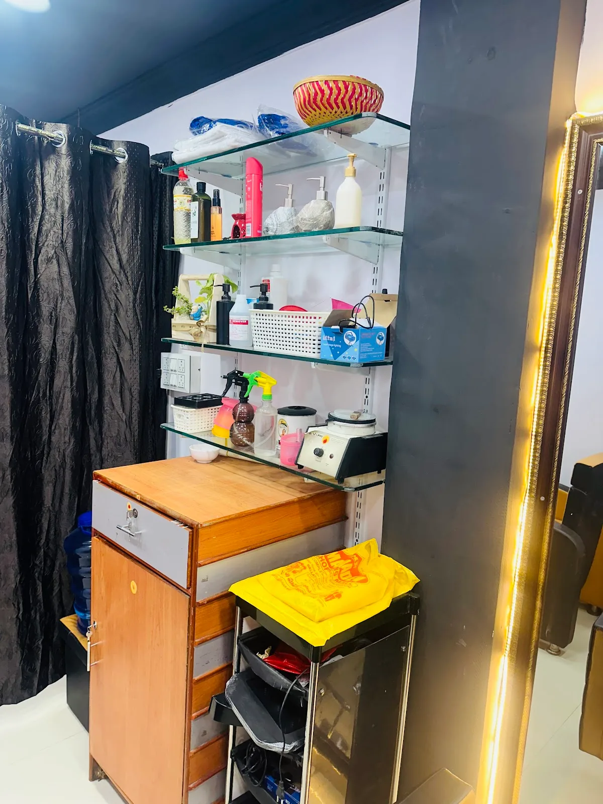 Aha! Beauty Parlour for Women