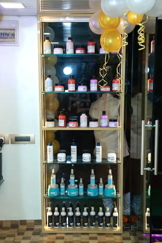 The Mirror Unisex Salon