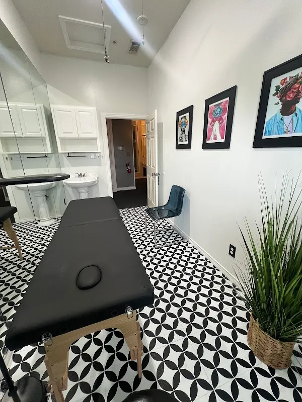 972 Salon & Luxury Suites