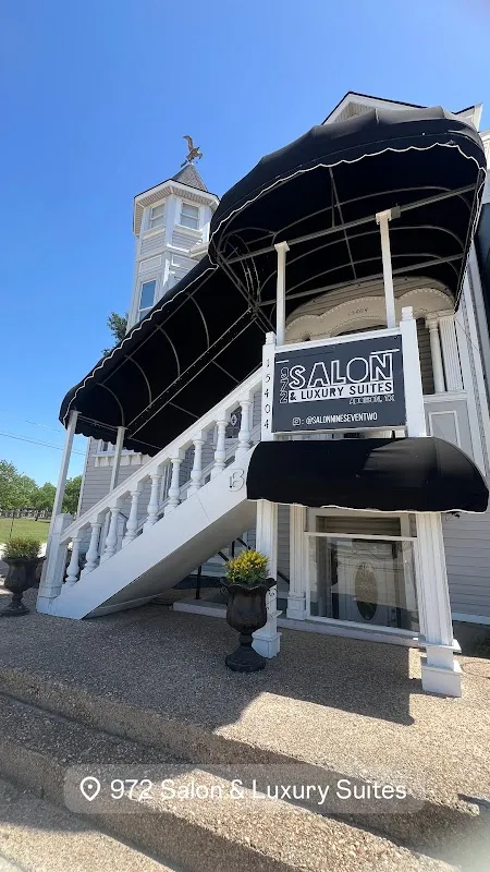 972 Salon & Luxury Suites