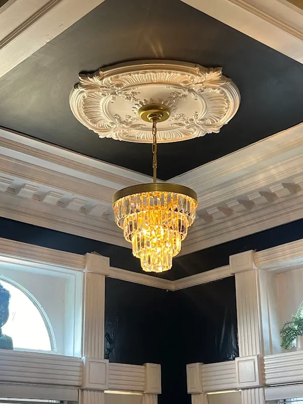 972 Salon & Luxury Suites