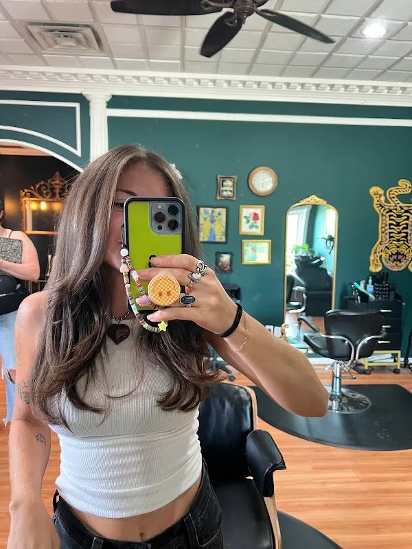 972 Salon & Luxury Suites