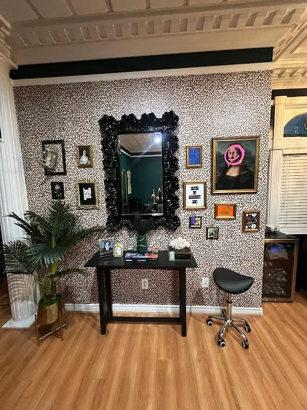 972 Salon & Luxury Suites