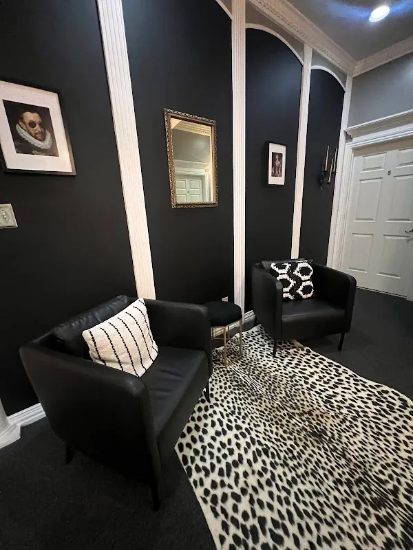 972 Salon & Luxury Suites