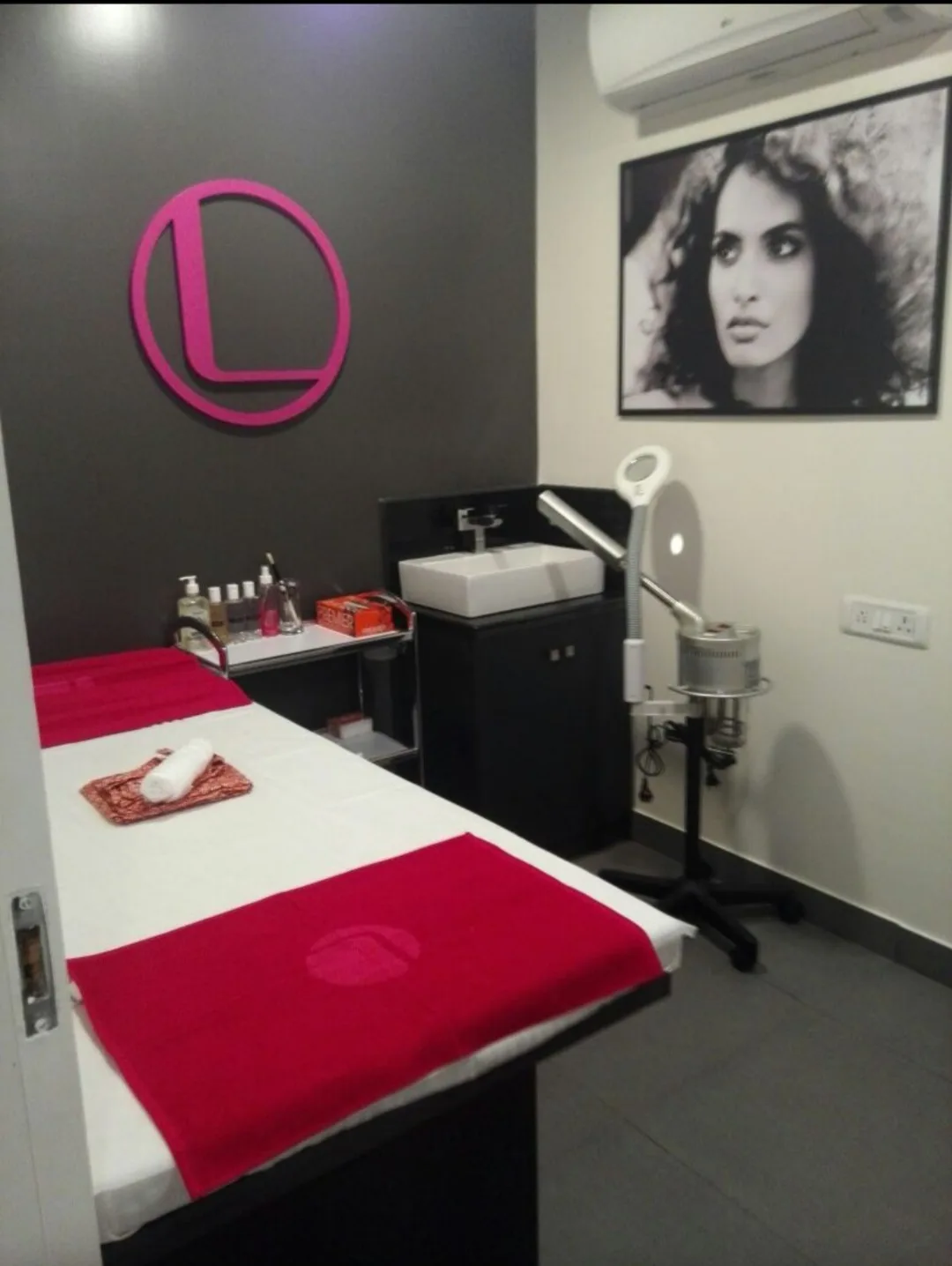 Lakme Salon For Him and Her in Vijayanagar,Bengaluru