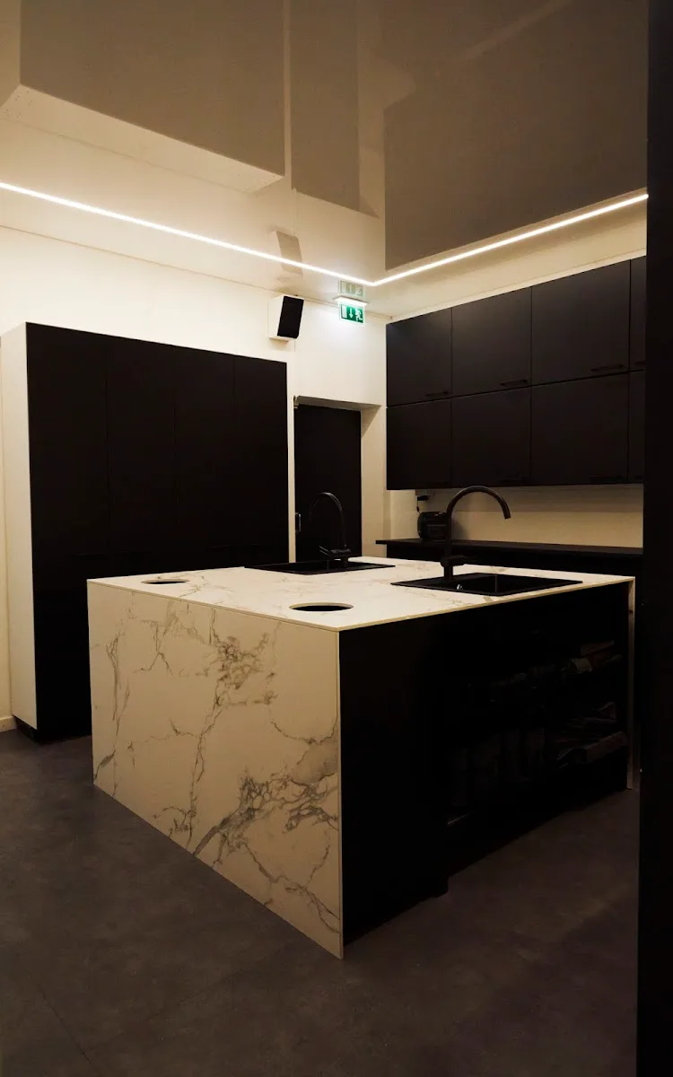 The Q Hair Lounge / Runeberginkatu 4 a D