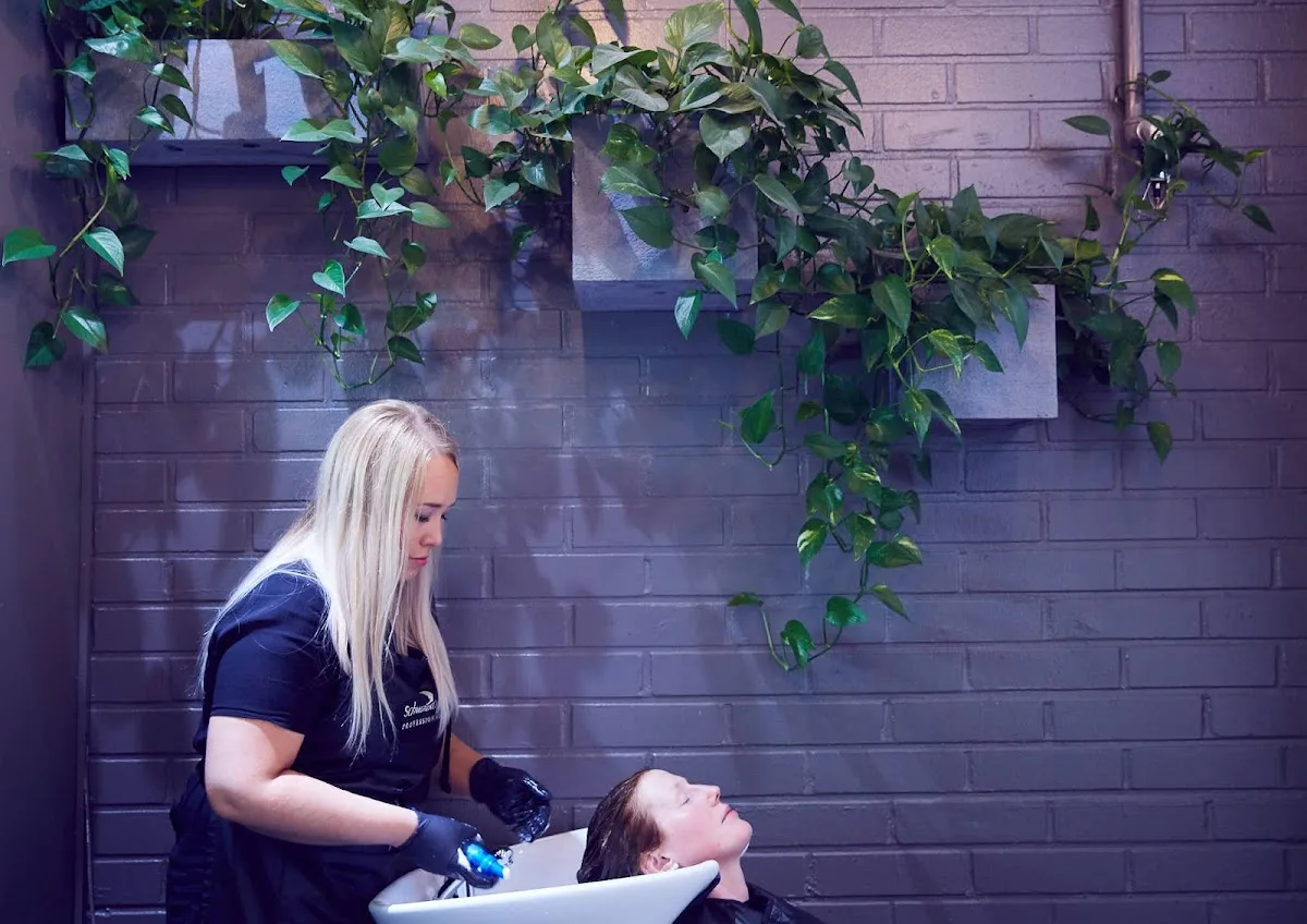 The Q Hair Lounge / Runeberginkatu 4 a D