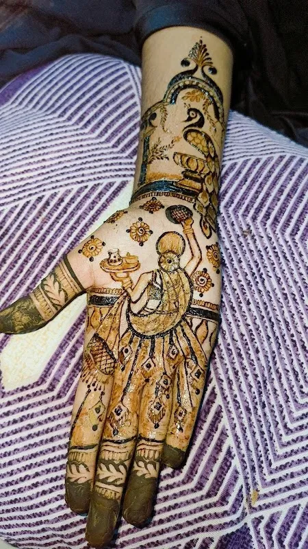 Ayesha Mehndi Art & Mehndi Class