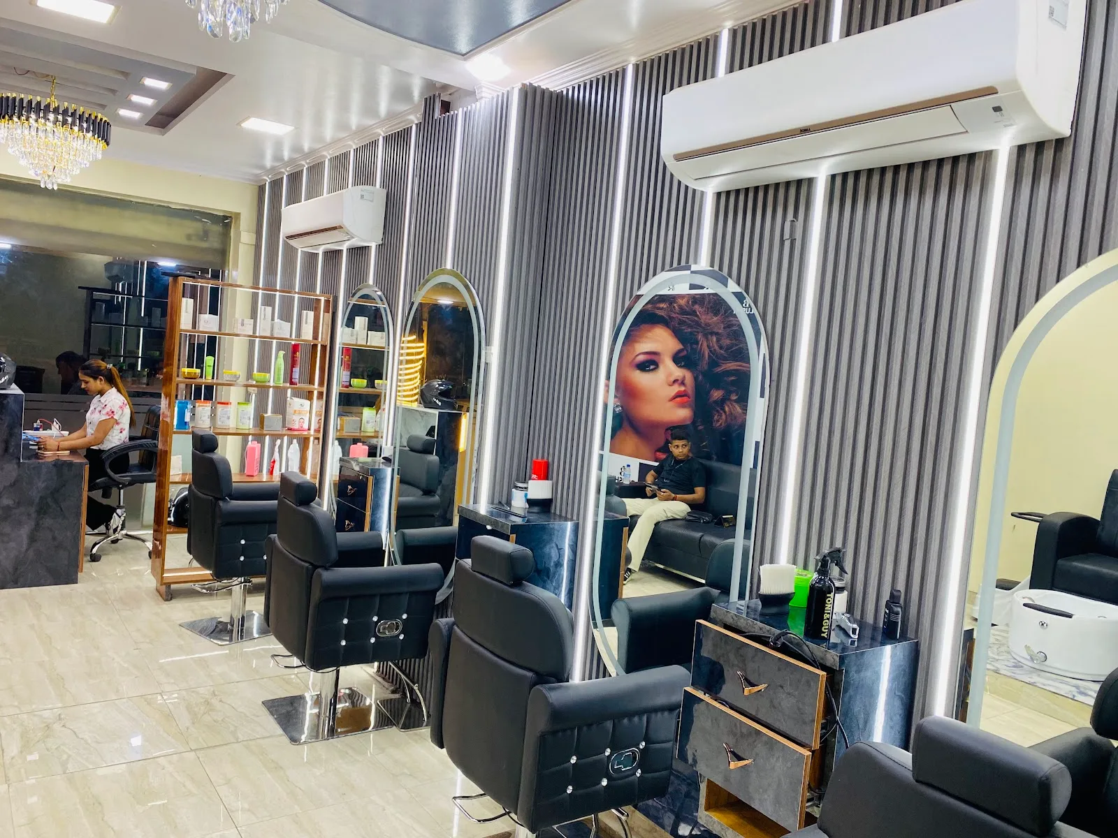 Blushh unisex salon