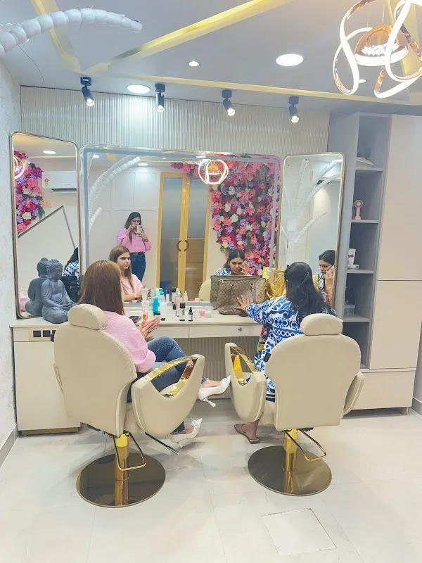 HB Makeovers Luxury Unisex Salon