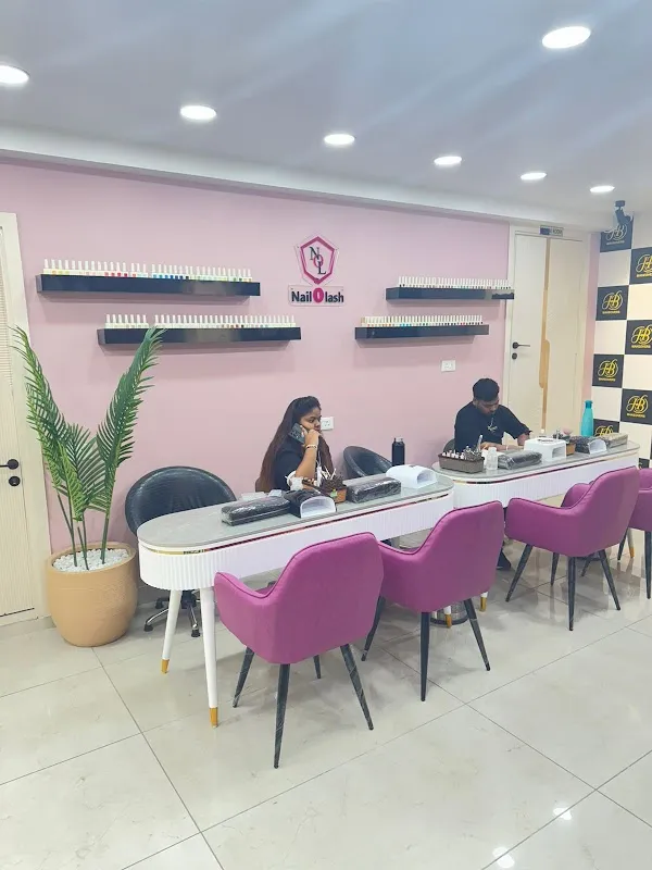 HB Makeovers Luxury Unisex Salon