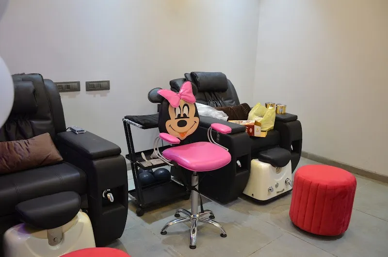 VL Makeup Lounge & Family Salon