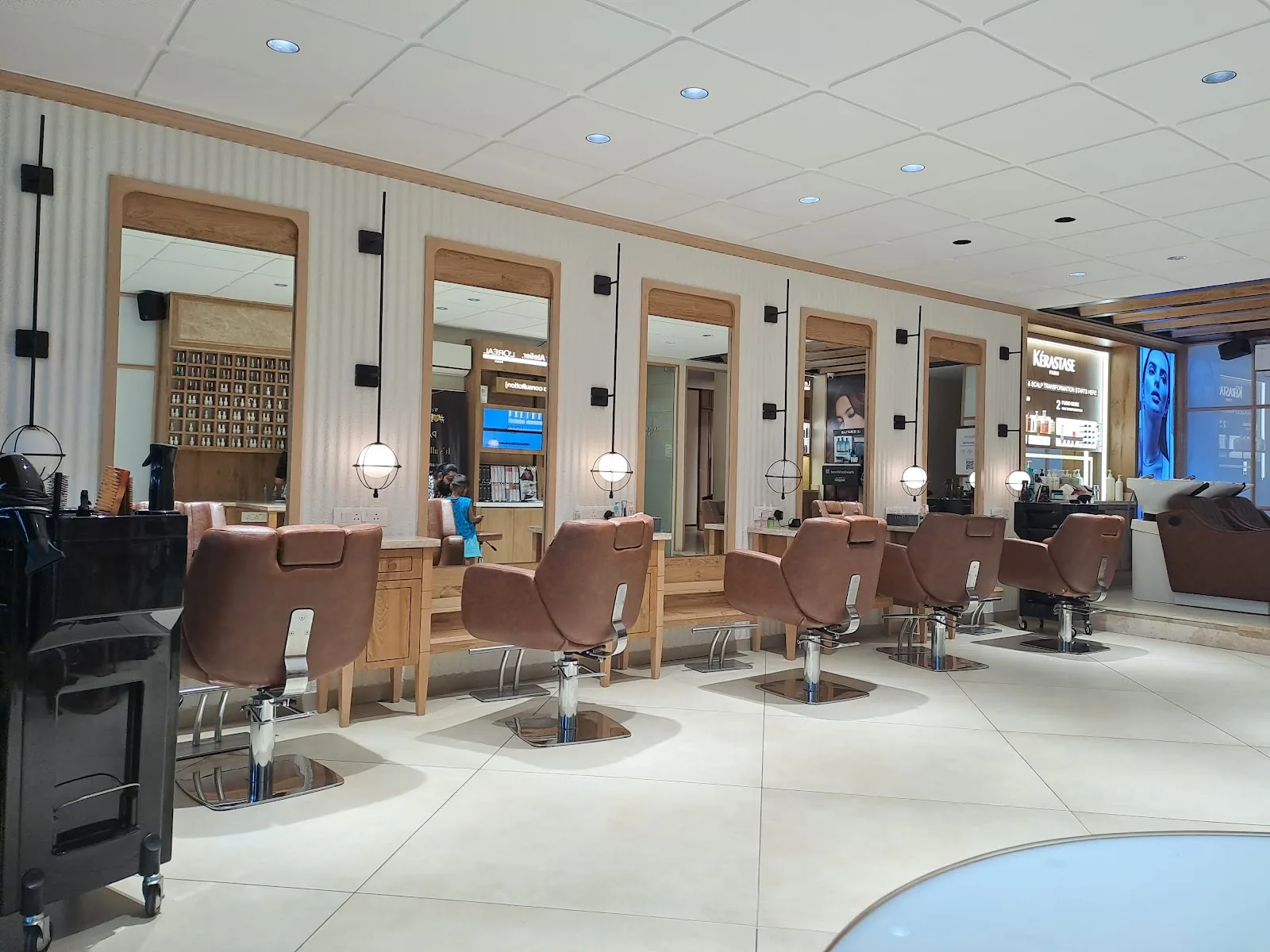Page 3 Luxury Salon & Makeover Studio