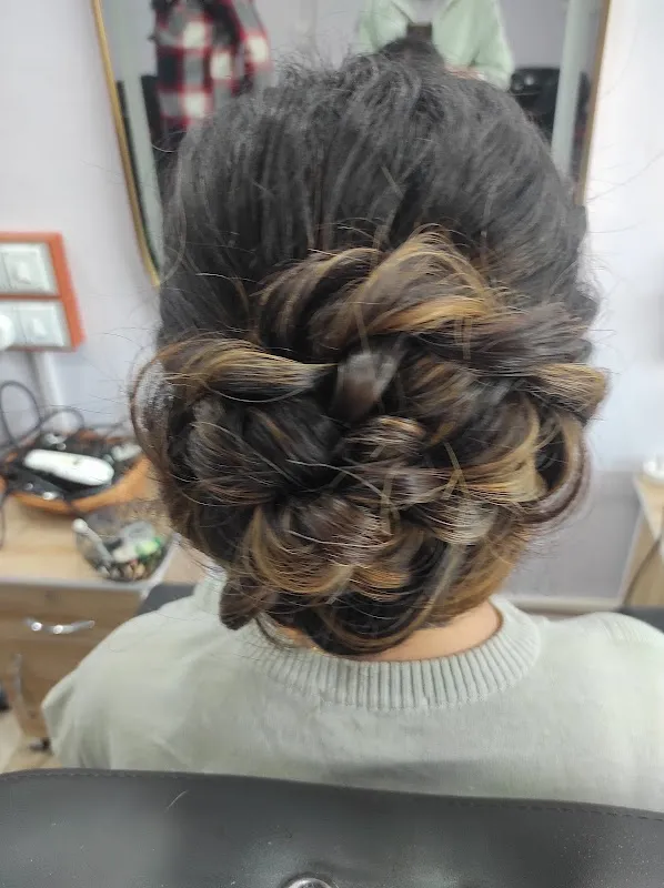 Eimi unisex salon & academy
