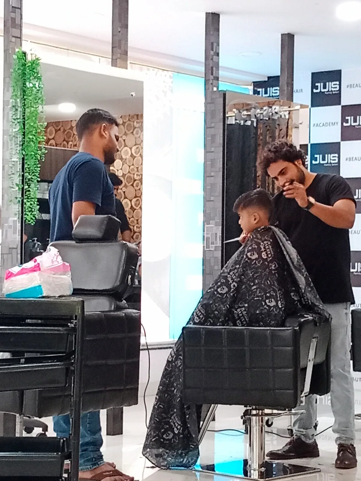 Lisa & Lars Family Salon