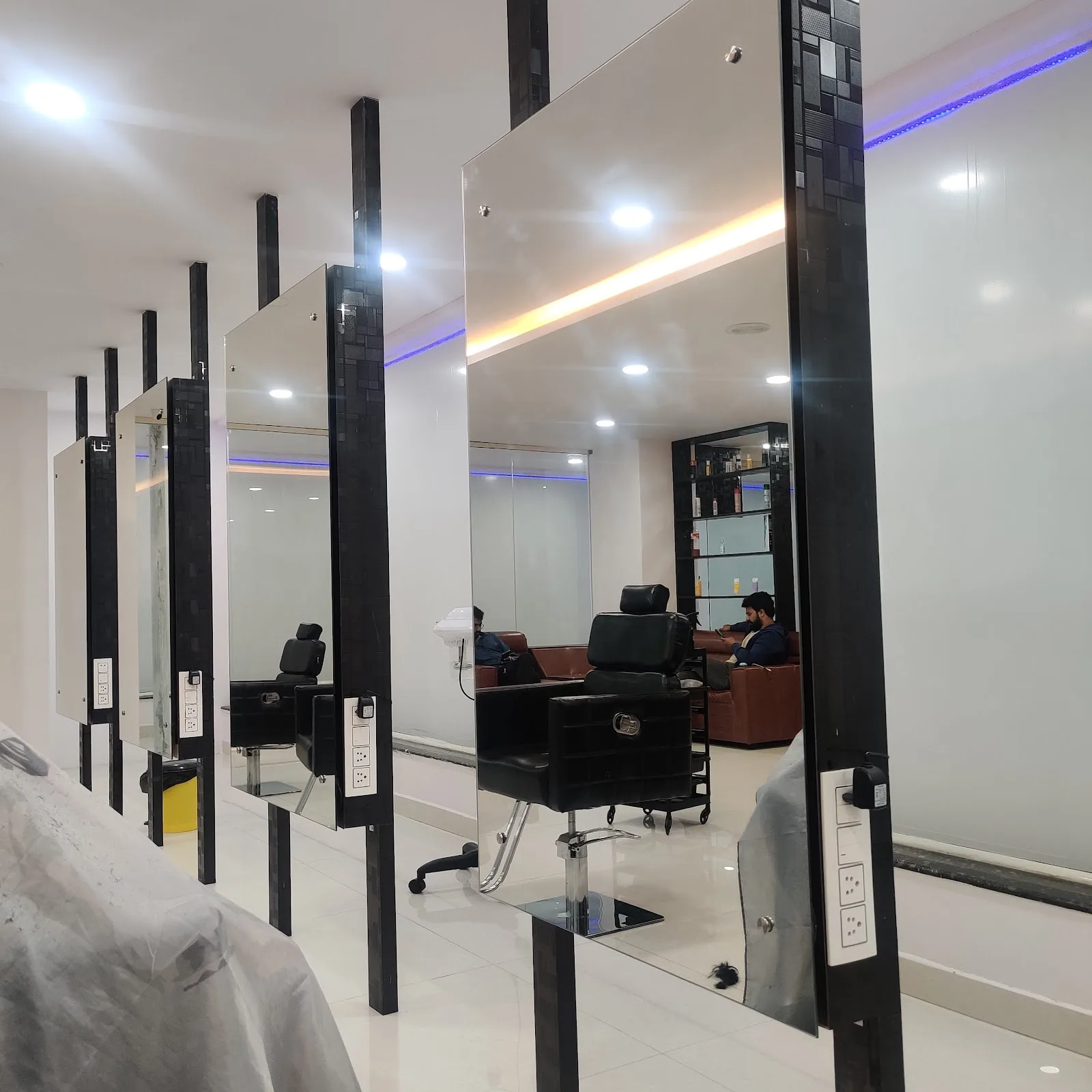 Lisa & Lars Family Salon