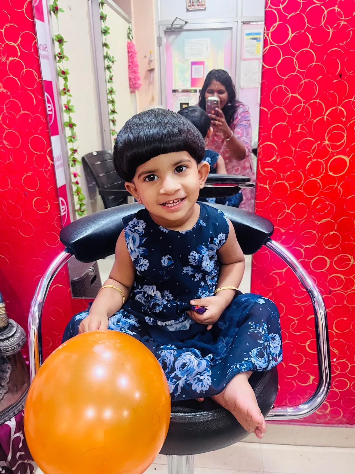 Sangeetha Beauty Parlour - Vazhga Valamudan