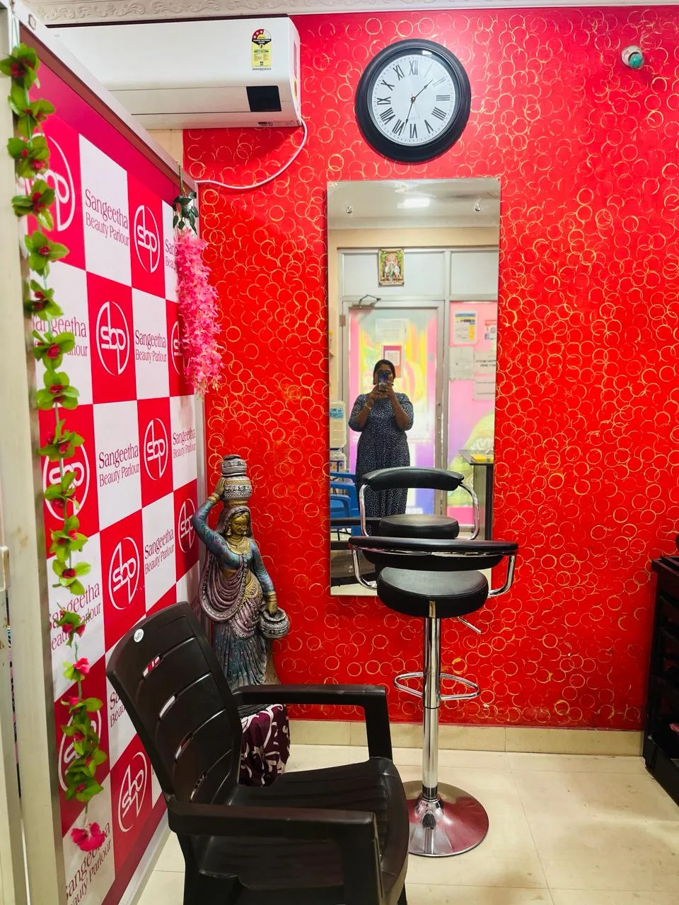 Sangeetha Beauty Parlour - Vazhga Valamudan