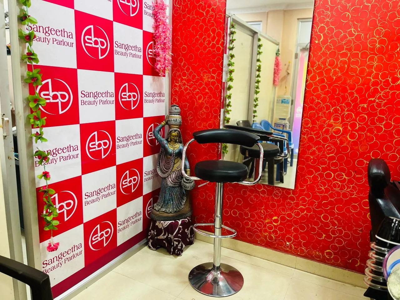 Sangeetha Beauty Parlour - Vazhga Valamudan