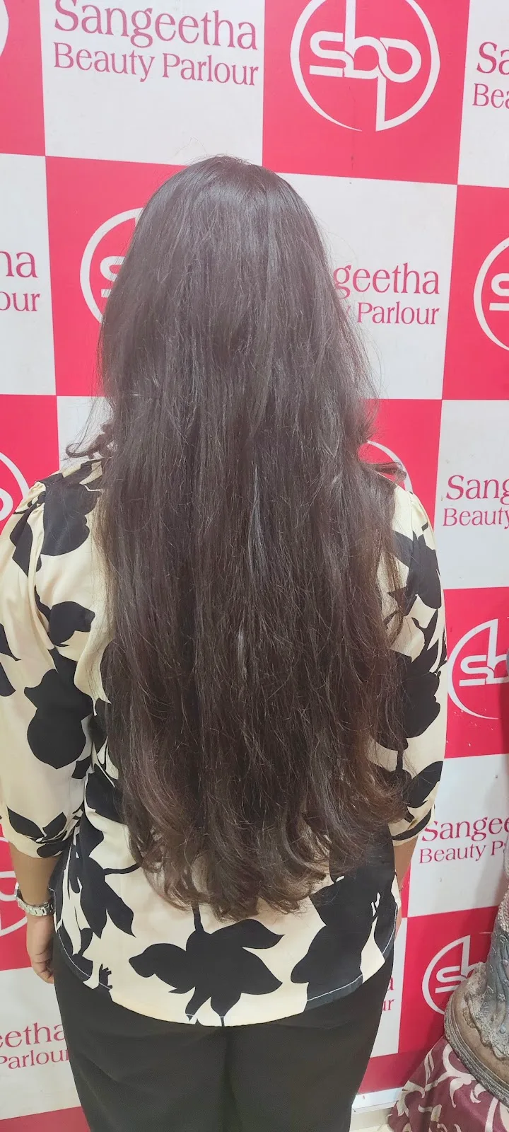 Sangeetha Beauty Parlour - Vazhga Valamudan