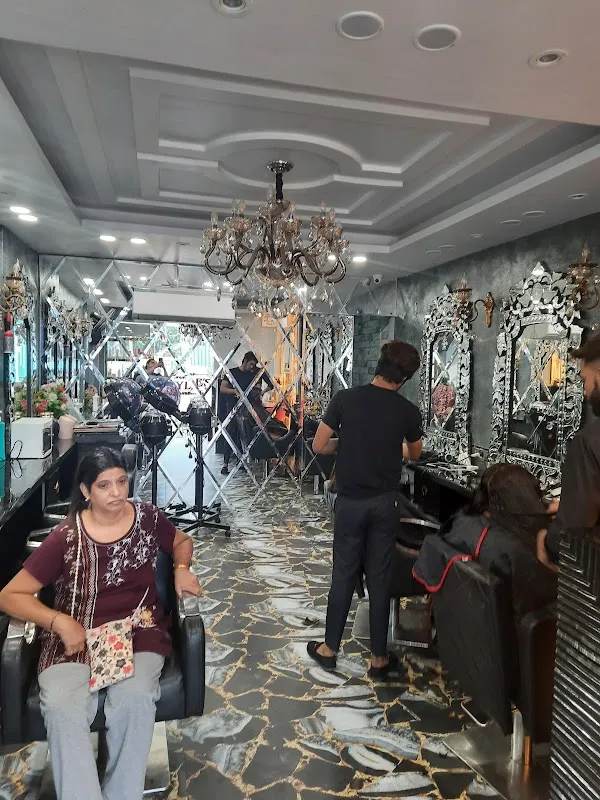 Khushbu Dua Makeovers & Academy