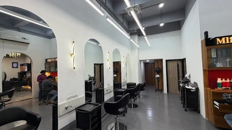MIRROR STUDIO SALON