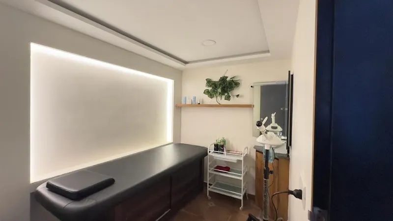 MIRROR STUDIO SALON