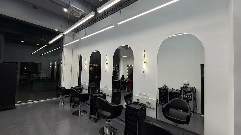 MIRROR STUDIO SALON