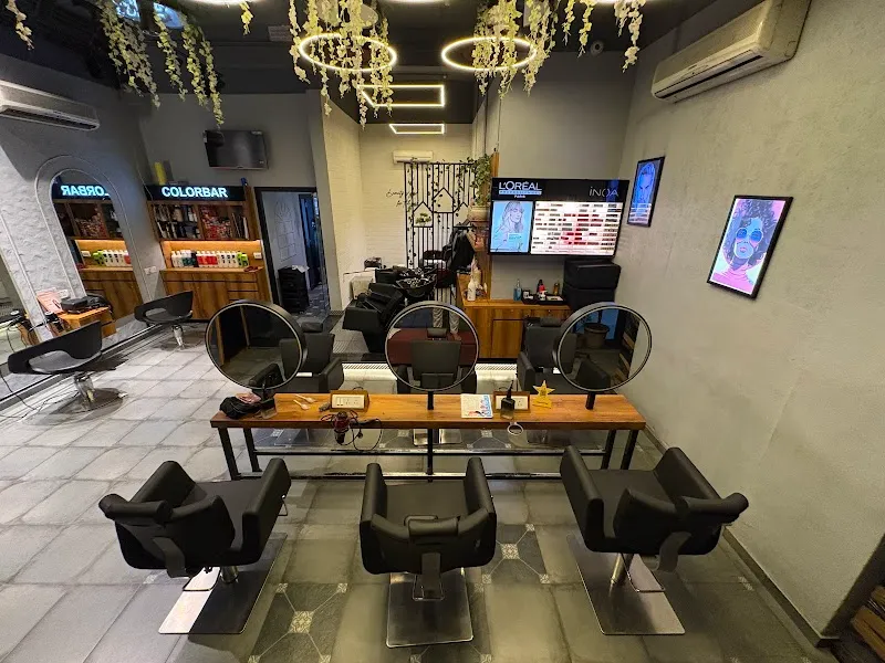 MIRROR STUDIO SALON