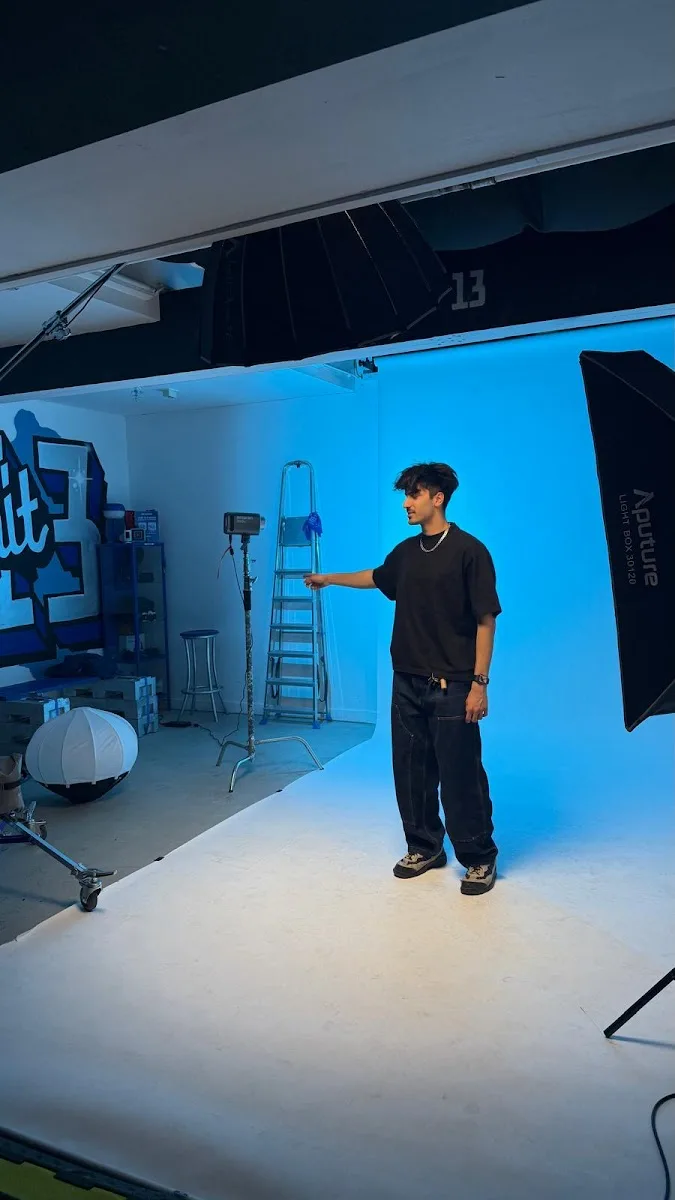 UNIT 13 PHOTOSTUDIO