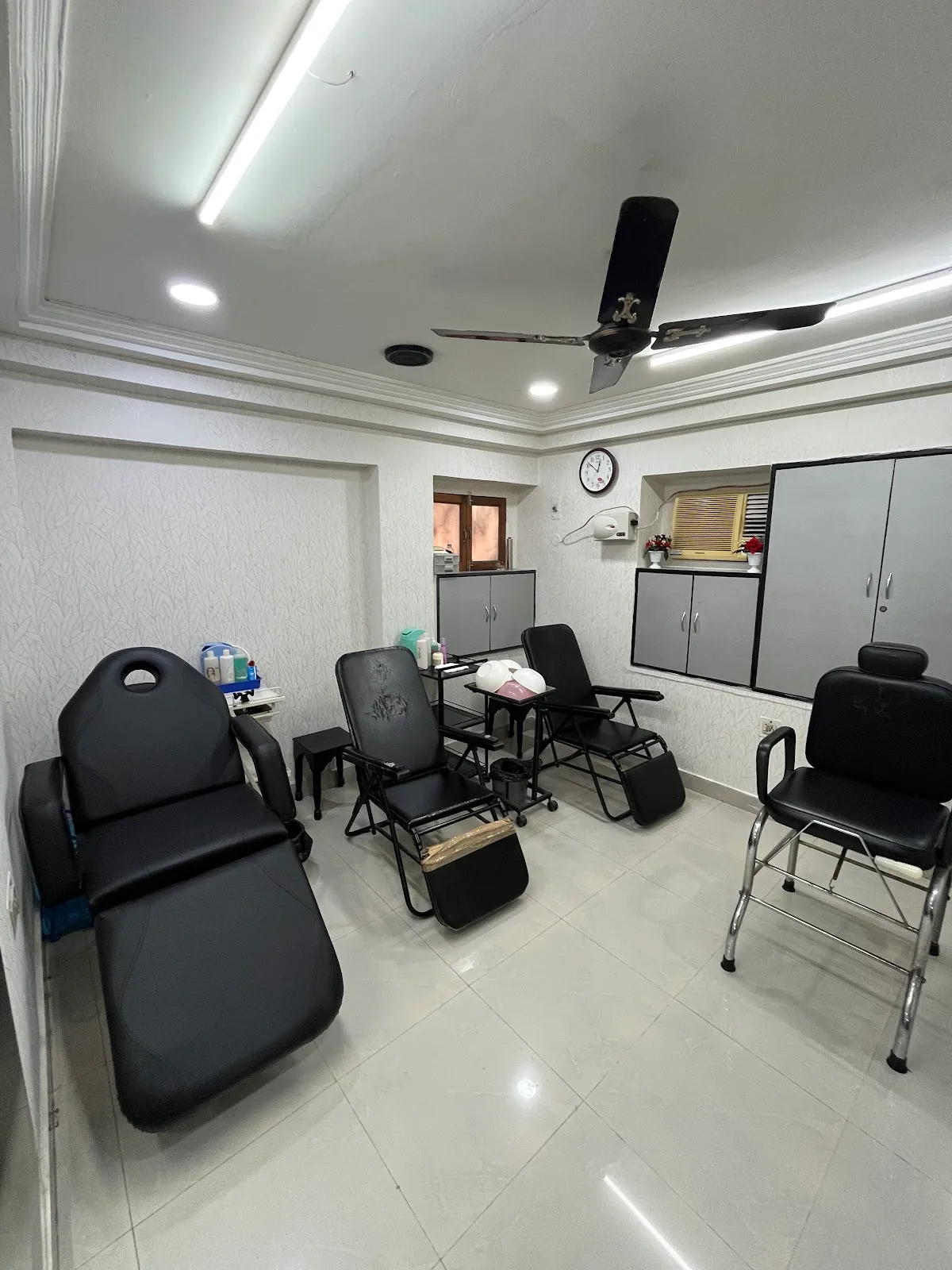 Rupali Beauty Parlour & Training Institute Since 1982 (for Women & Kids)