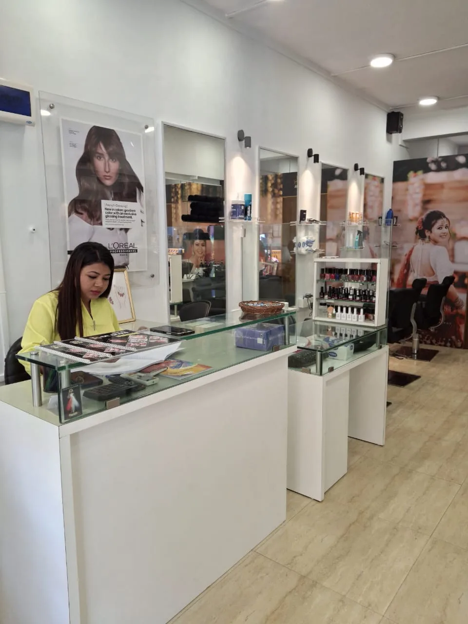 De Glow Unisex Salon