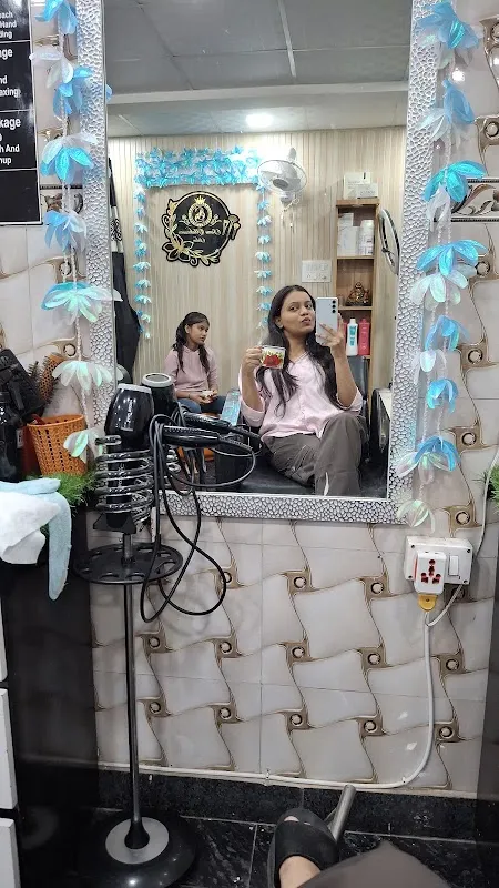 Sonu Makeovers salon