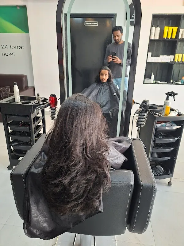 SLITS unisex salon