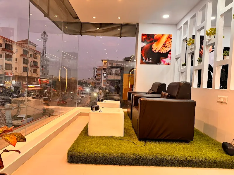 SLITS unisex salon