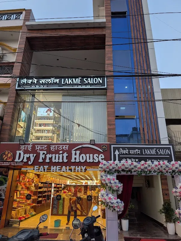 Lakme Salon For Him and Her in Rajajipuram, Lucknow
