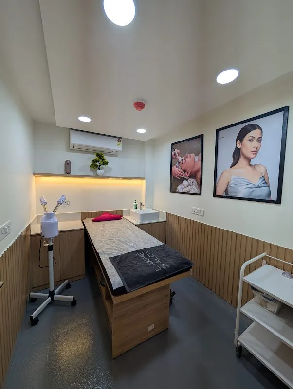 Lakme Salon For Him and Her in Rajajipuram, Lucknow