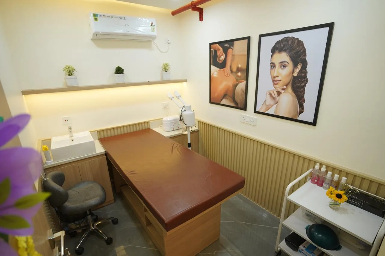 Lakme Salon For Him and Her in Harish MukherjeeRoad,Kolkata