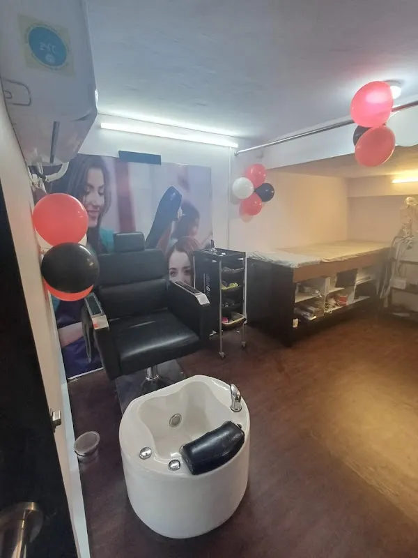 Royal family salon academy