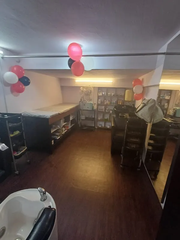 Royal family salon academy