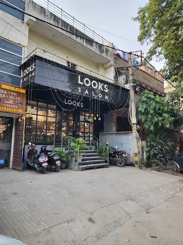 Looks Salon, Malviya Nagar, Shivalik, New Delhi