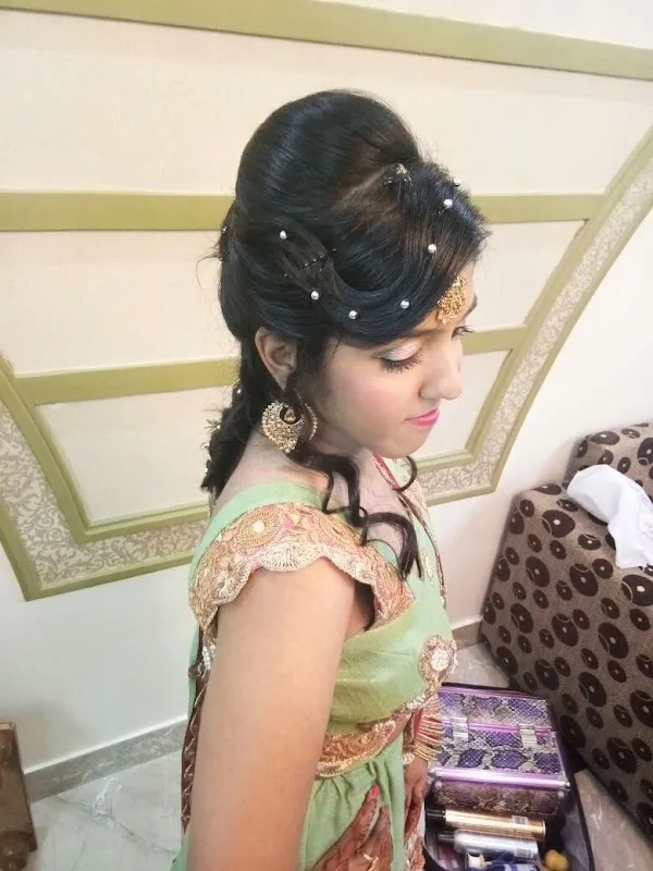 Queen salon ( only females)