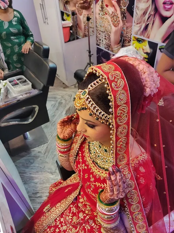 Queen salon ( only females)