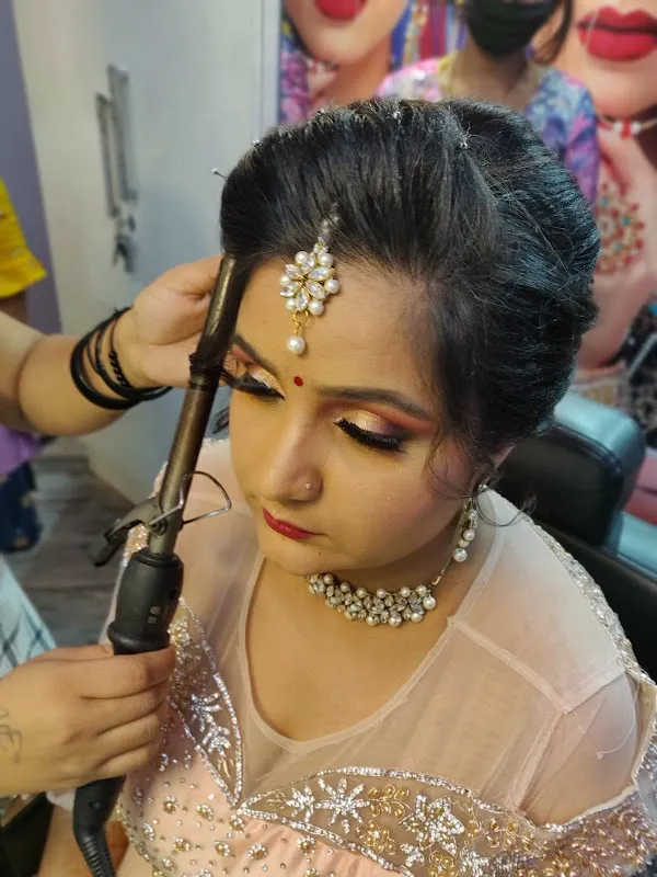 Queen salon ( only females)
