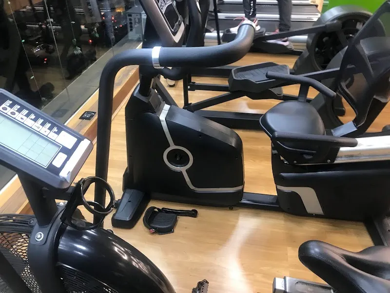 ICONIC FITNESS KORAMANGALA 7th Block - Largest fitness chain in Bangalore | Best Rated | Unisex Fitness Centers | Gx Studios