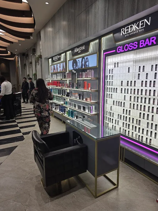 Looks Salon, Pacific Mall, Subhash Nagar