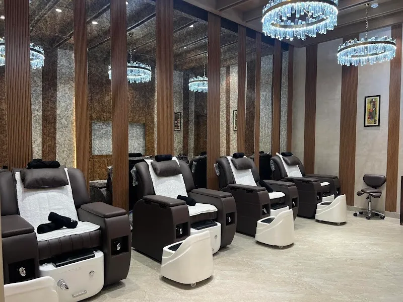 Looks Salon, Pacific Mall, Subhash Nagar