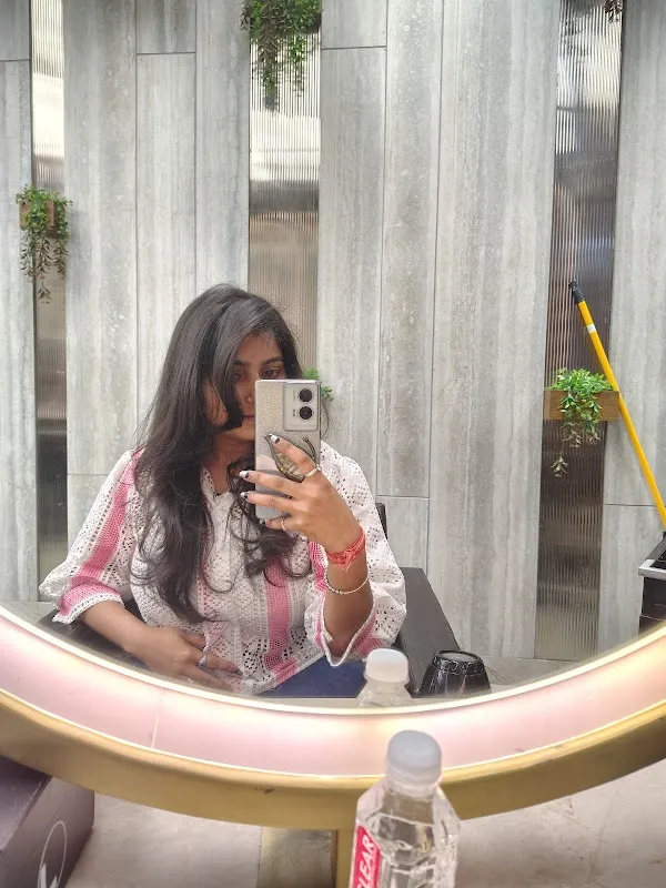 Looks Salon, Pacific Mall, Subhash Nagar